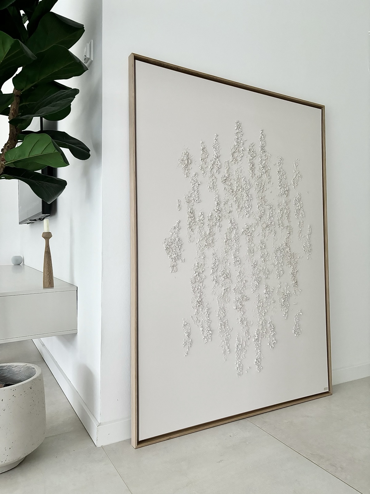 Großformatiges Strukturbild mit Punktmuster im Wohnraum, mit Kerzenhalter und Ficus