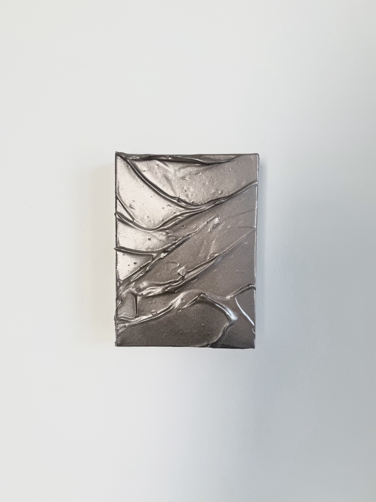 Kleines Musterstück in Silber-Metallic an heller Wand