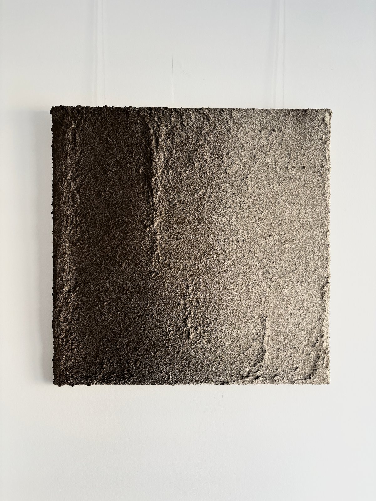 Strukturbild mit Farbverlauf von Dunkelbraun zu hellem Sandgrau