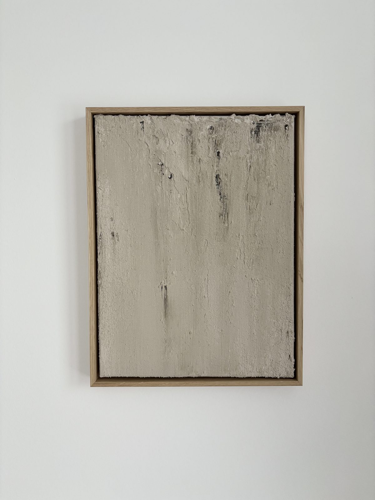 Abstraktes Wandbild, warmes Beige mit dunklen Akzenten